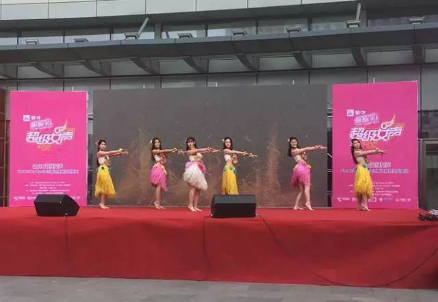 伴隨著舞蹈演員們的開場，比賽在上午10點半正式拉開序幕