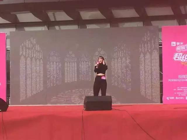 這pose一看就是在飆高音，猜猜看她唱的是哪首歌？