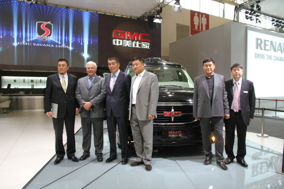 北京國(guó)際車展上，全新GMC S系列頂級(jí)商務(wù)車在亞太區(qū)首發(fā)。圖為企業(yè)領(lǐng)導(dǎo)與新車合影。