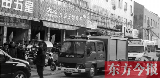火災發生后，袁厲害家門前的大路上停滿了消防車和警車