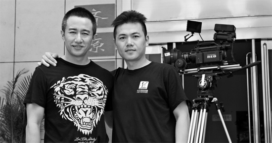 張藝飛（右）在接受河南電視臺采訪時，與主持人合影資料圖片