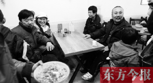 1月26日，坐著輪椅的袁海軍再次出現(xiàn)在李剛的面館，這次和他同來的是他的3位殘疾人朋友