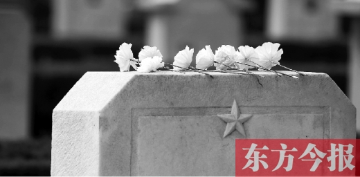清明假期里，各界人士來到鄭州烈士陵園，緬懷先烈。一座無名烈士的墓碑上，擺放著人們帶來的白花