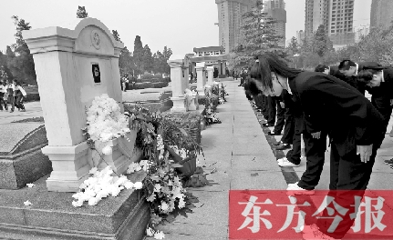 清明節，鄭州烈士陵園。學生在吉鴻昌烈士墓前鞠躬致禮