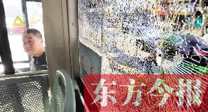 4月6日，鄭州市108路公交車一整塊車窗玻璃被鋼珠擊碎