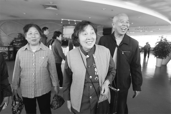 昨日，“尋訪百名共和國勞?！被顒舆x出的百位勞模免費游覽中原福塔