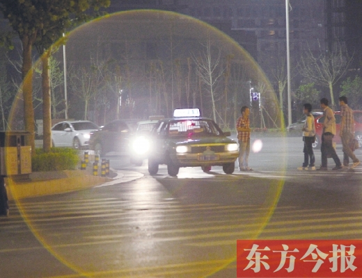 昨晚，鄭州火車東站，一些出租車?？吭诼愤?，見到行人不時主動搭訕 東方今報暗訪組 攝