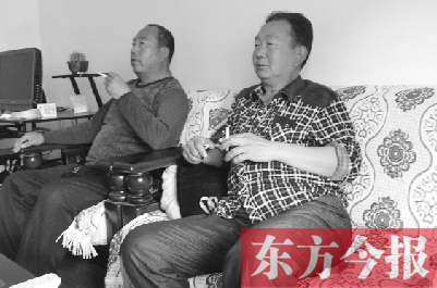 吳四輩和張年學在家聊天，談論啥時候能去上班