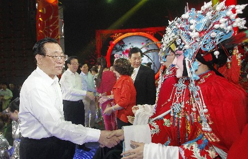 頒獎晚會結束后，王剛（左一）、郭庚茂（左二）、謝伏瞻（左三）上臺和演職人員握手