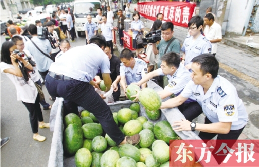 過秤開始，鄭州管城區城市管理執法局等五局委共買了96500斤西瓜