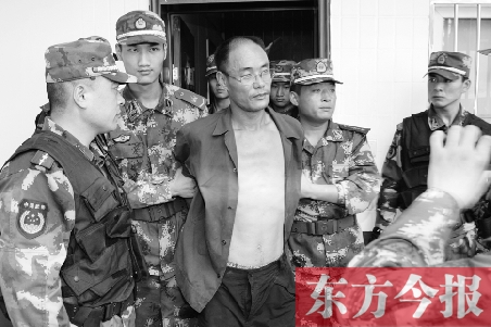 7月27日13時50分許，駐馬店市西平縣的“7·25”連環(huán)殺人案犯罪嫌疑人丁金華（左三）在禹州落網(wǎng)