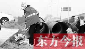 鄭州市鄭東新區，烈日下工作的環衛工
