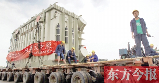 天降大雨，加大了行走的難度，工人們用支桿頂起沿途的電纜