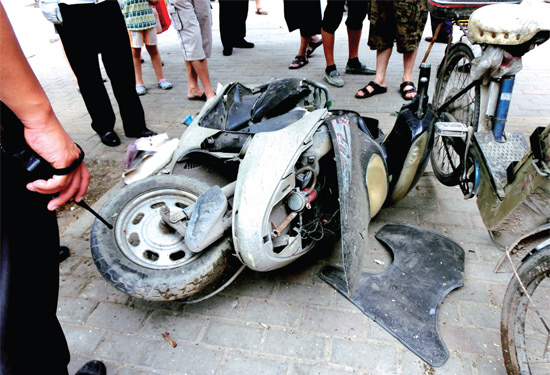 8月3日，棉紡路與六廠前街交叉口附近一輛水泥罐車突然爆胎，路邊一輛電動(dòng)車被沖擊波震翻報(bào)廢