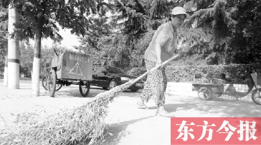 昨天下午4點，新鄭市溱水路，64歲的陳明花正在打掃衛生，這一段曾是靳春波負責的路段