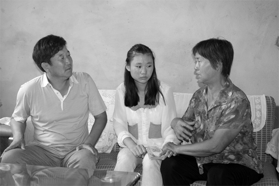 “商丘最美女兒”李丹（中）捐骨髓救母，愛心人士（左）送來1萬元愛心款