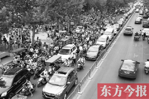 鄭州市城東路上，因為附近兩所小學開學，造成交通大擁堵