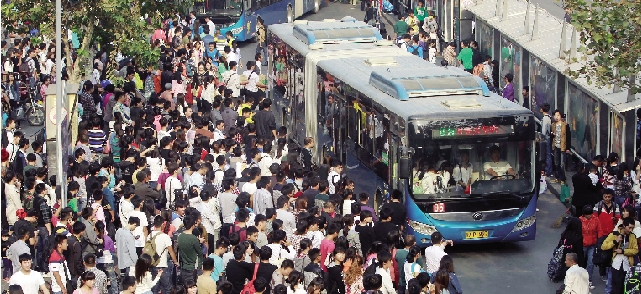 鄭州火車站，等候公交車的人們 東方今報記者 劉棟杰圖