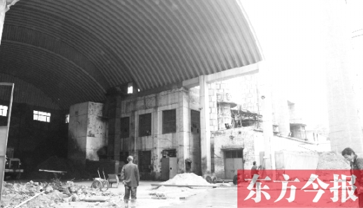 黃委會燃煤鍋爐房里幾臺機器正“整裝待發”，大煙囪拆除難