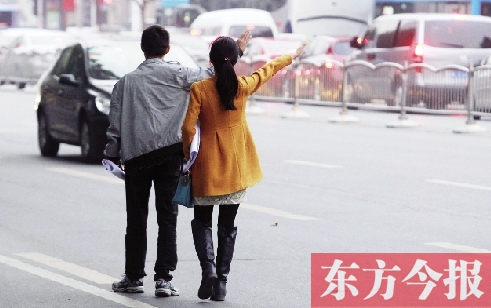 昨日下午5時30分，鄭州市花園路口公交站，一對青年正焦急等車