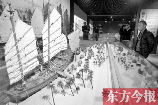 10月19日，大海的方向——西沙華光礁一號沉船寶藏展在省博物院舉行。圖為一位市民在觀看當時（宋朝）工