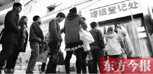 昨日，鄭州市中原區(qū)婚姻登記處等待“領(lǐng)證”的情侶們將隊伍延伸至辦事大廳大門外