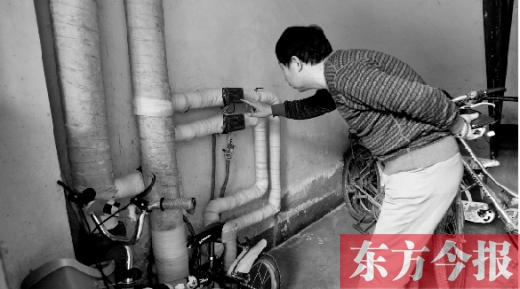 11月11日，一位市民在查看自己的熱計量表