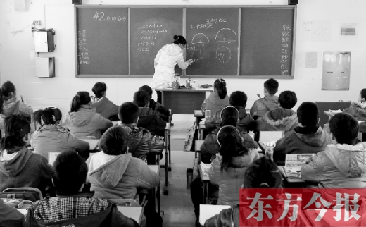 一位老師在給學生們上課。近日，教育部發(fā)布規(guī)定，再次強調“師德紅線”