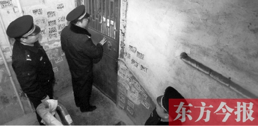 12月3日，鄭州市隴海路。執(zhí)法人員欲進(jìn)入一戶未辦狗證的居民家中，強行將狗帶走