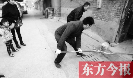 12月3日，鄭州市隴海路。執(zhí)法人員對一只“辦了證卻不系繩”的狗進(jìn)行捕捉