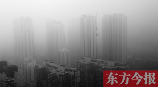 昨天早上，鄭州氣象臺發布大霧紅色預警，在霧霾籠罩下，鄭州市區的高樓大廈隱約可見