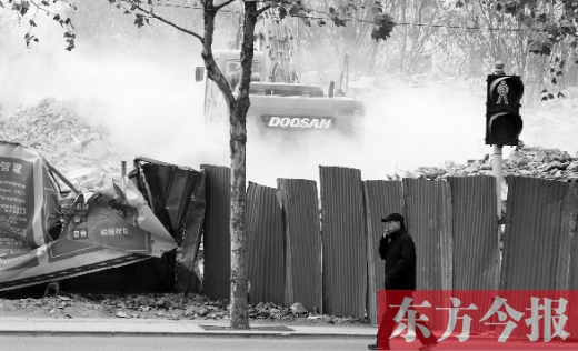 昨日，鄭州市未來(lái)路與緯四路交叉口一工地施工不除塵，加重了空氣污染