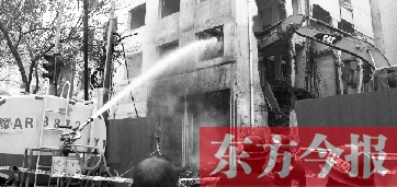 昨天早上8點(diǎn)半，鄭州市農(nóng)業(yè)路一拆遷工地，用兩臺(tái)噴水車(chē)噴水除塵，有效地阻止了施工揚(yáng)塵