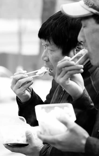 昨天，幾十名網(wǎng)友響應王孝力的號召，送餃子給鄭州市南陽路立交橋下的務工人員