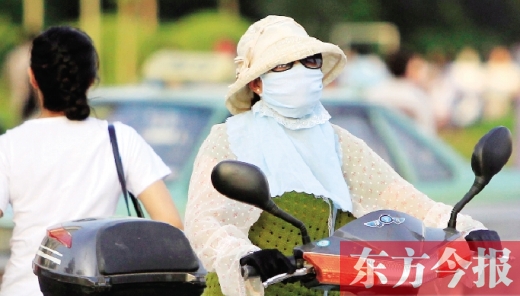 　昨日，鄭州街頭，一些女士全副“捂”裝，只為防暑防曬