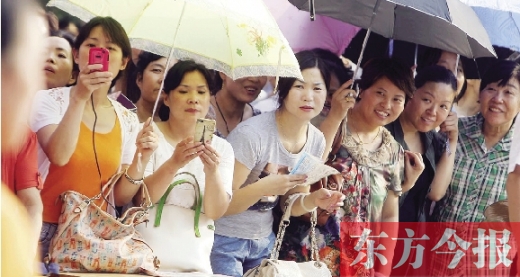 7月6日，鄭州市文化路省實(shí)驗(yàn)中學(xué)小升初測評點(diǎn)，家長們聚集在一起，焦急地等待自己的孩子走出考場 劉棟杰