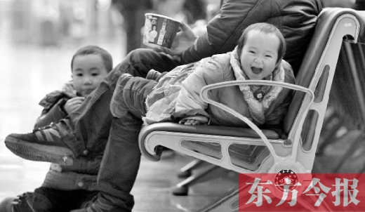 鄭州東站候車長椅上，哈哈，馬上回家過年有禮物收了