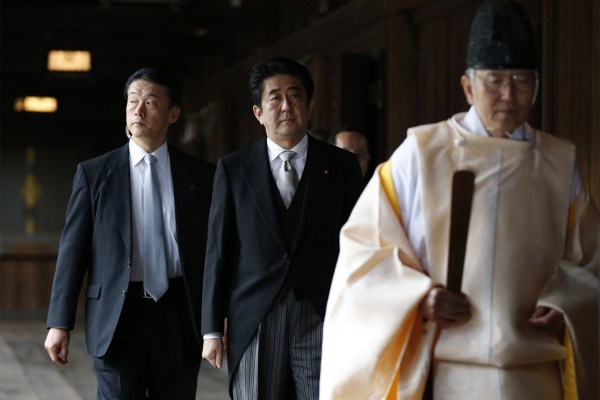 當(dāng)?shù)貢r(shí)間2013年12月26日，日本東京，日本首相安倍晉三抵達(dá)靖國(guó)神社。