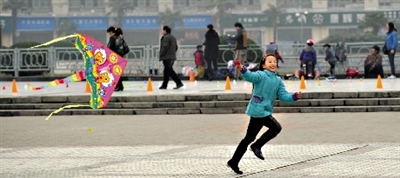 昨日，省會(huì)天氣晴好，春意盎然。上午，在綠城廣場(chǎng)，一個(gè)小女孩在快樂(lè)地放風(fēng)箏。