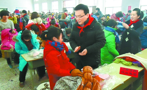 1月20日，省直團(tuán)工委組織19個省直廳局的38名青年干部，來到三門峽市澠池縣果園鄉(xiāng)，開展“大手拉小手