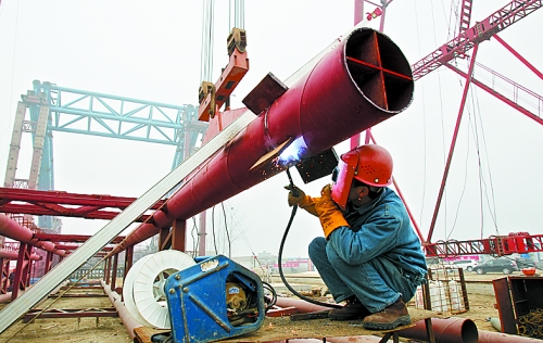 2月25日，在跨越南水北調(diào)總干渠的鄭州新鄭南段十里鋪公路橋施工現(xiàn)場，建設(shè)者在緊張地施工。