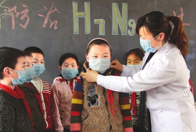 　　4月18日，內黃縣第三實驗小學的老師在為學生講解如何預防甲型H7N9流感。當日，內黃縣第三實驗小