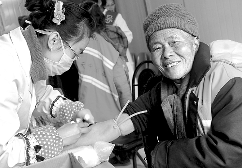 1月14日，汝南縣為全縣460多名環衛工人免費進行心電圖、胸透等13項健康檢查，并建立了個人健康檔案
