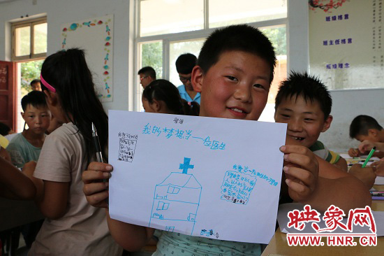 在以“中國夢”主題 的繪畫課堂上，孩子們寫下了自己的夢想