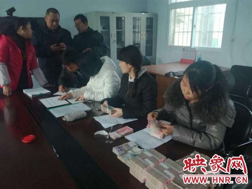 滎陽(yáng)78名貴州籍農(nóng)民工兄弟拿到工資回家啦！