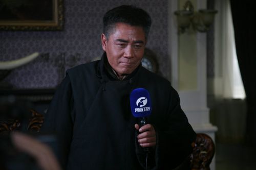 陳寶國接受河南衛(wèi)視專訪。