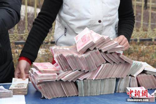 甘肅山村一支書發百萬分紅現金