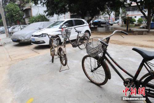 廣西一小區停車出奇招 業主私建泊車位
