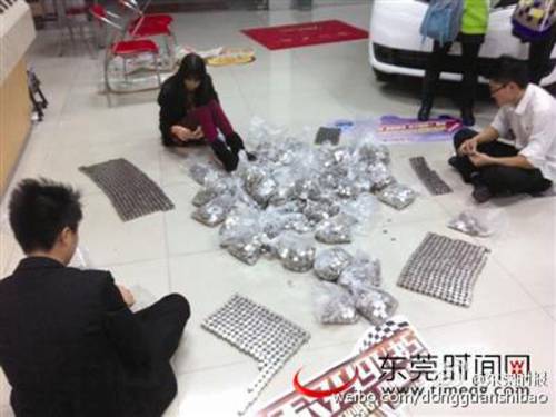 男子提半噸硬幣買車 工作人員數到手軟