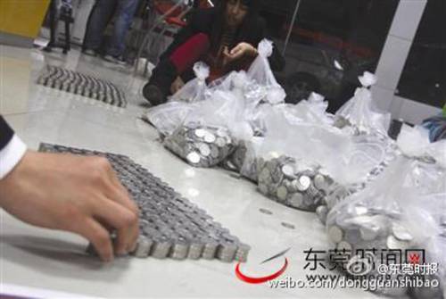 男子提半噸硬幣買車 工作人員數到手軟